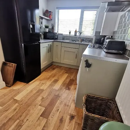 Holiday home Welcoming 2 Bedroom With Large Outdoor Space