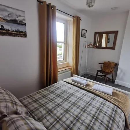 Welcoming 2 Bedroom With Large Outdoor Space