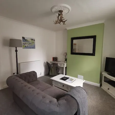 Welcoming 2 Bedroom With Large Outdoor Space