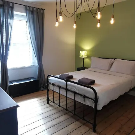 Welcoming 2 Bedroom With Large Outdoor Space Holiday home